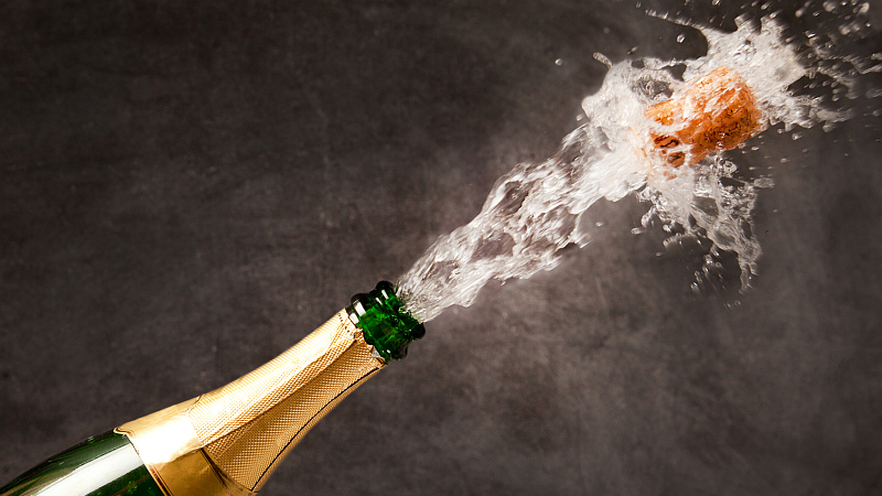 Knallender Sektkorken - Champagner und Sektverkostung in unserem Weinlager in Jena