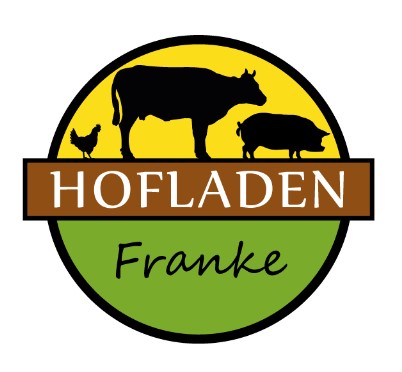 Im oberen Teil des Logos vom Hofladen Franke sind vor gelbem Hintergrund ein Huhn, eine Kug und ein Schwein zu sehen. Auf braunem Hintergrund steht in der Mitte des kreisförmigen Logos in weißen Großbuchstaben "Hofladen" und im unteren Teil vor grünem Untergrund in schwarz "Franke".
Vom Hofladen Franke gibt es zu VORFREUDE regionale Käse und Wurstspezialitäten.