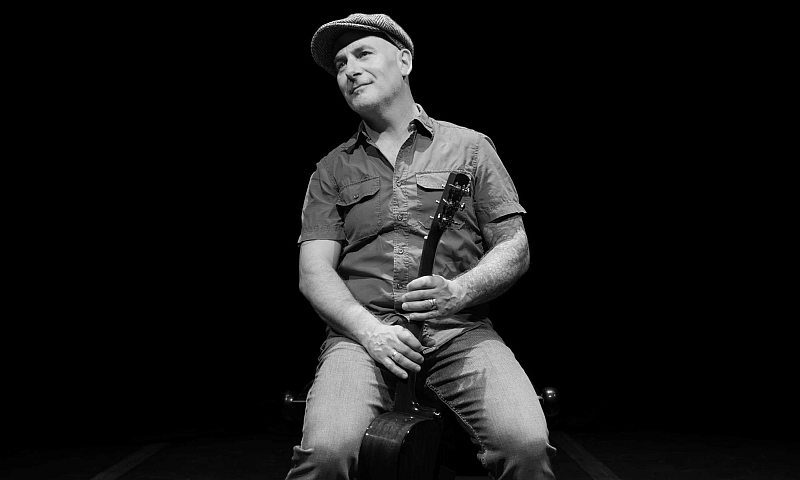 Musiker und Autor Sascha Gutzeit mit seiner Gitarre