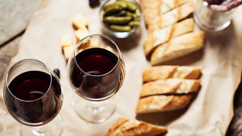 Rotwein, Baguette und Gürkchen neben dem Käse zu unserer Wein und Käseverkostung im Weinlager in Jena