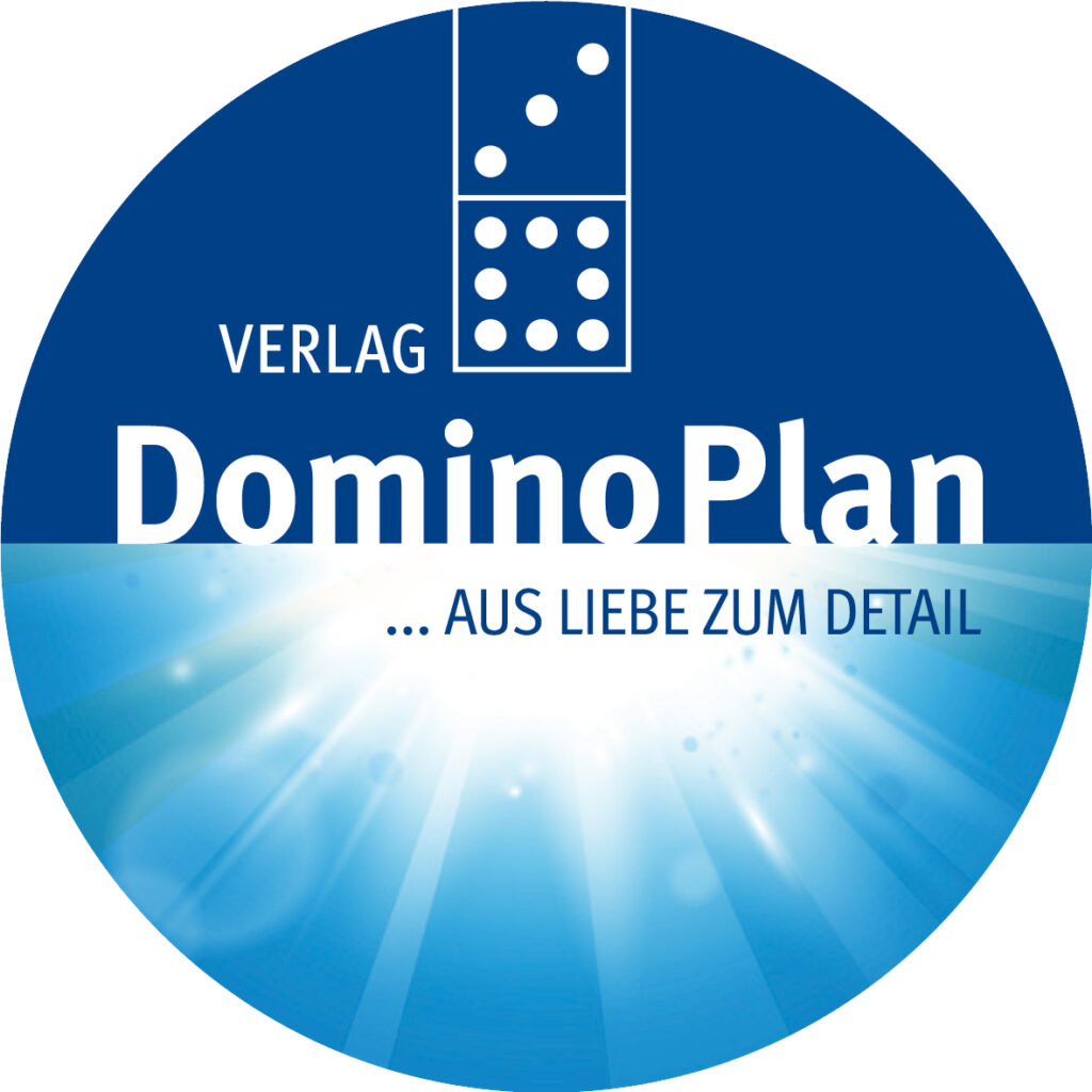 Das runde Logo von DominoPlan ist in Blautönen gehalten. Im oberen Teil ist ein Dominostein mit einer 3 und einer 5. Der untere Teil leuchtet strahlenförmig in hellblauen Tönen. Der Verlag hat Bücher zur regionalen Literatur und Zeitgeschichte Jenas im Angebot.
